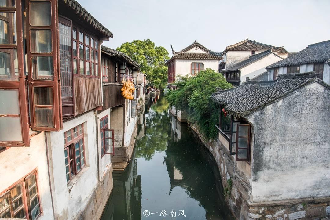 我苏漫评丨走出“小区迷宫”,外卖员的“飞驰人生”还需更多安全加码